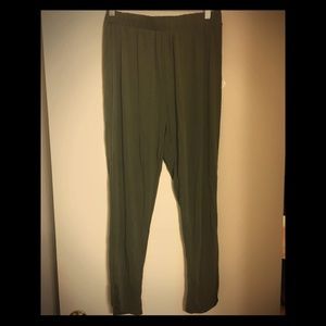 Olive Aladdin pants 👖